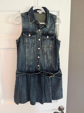 Urban Revivo - Sleeveless Denim Dress in Washed Dark Blue